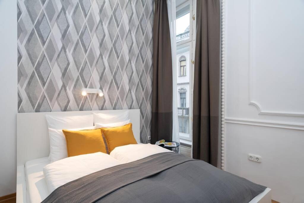 Best Located, 150 M2 5 Bedrooms Apt., Budapest Exterior photo